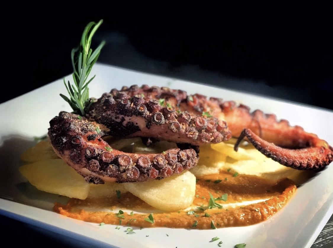 Pulpo frito con puré de patata al Parmesano - Bocana de Palos